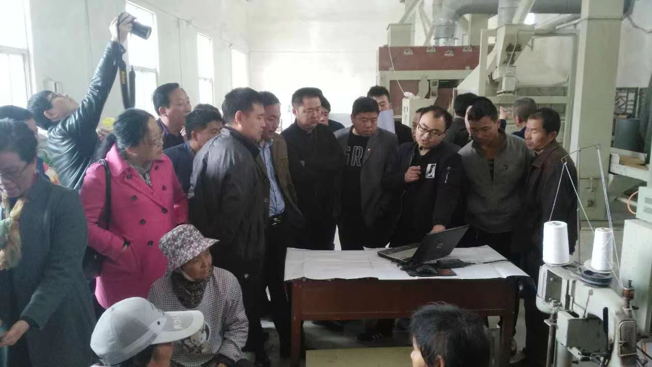 我公司技术人员正在讲解
